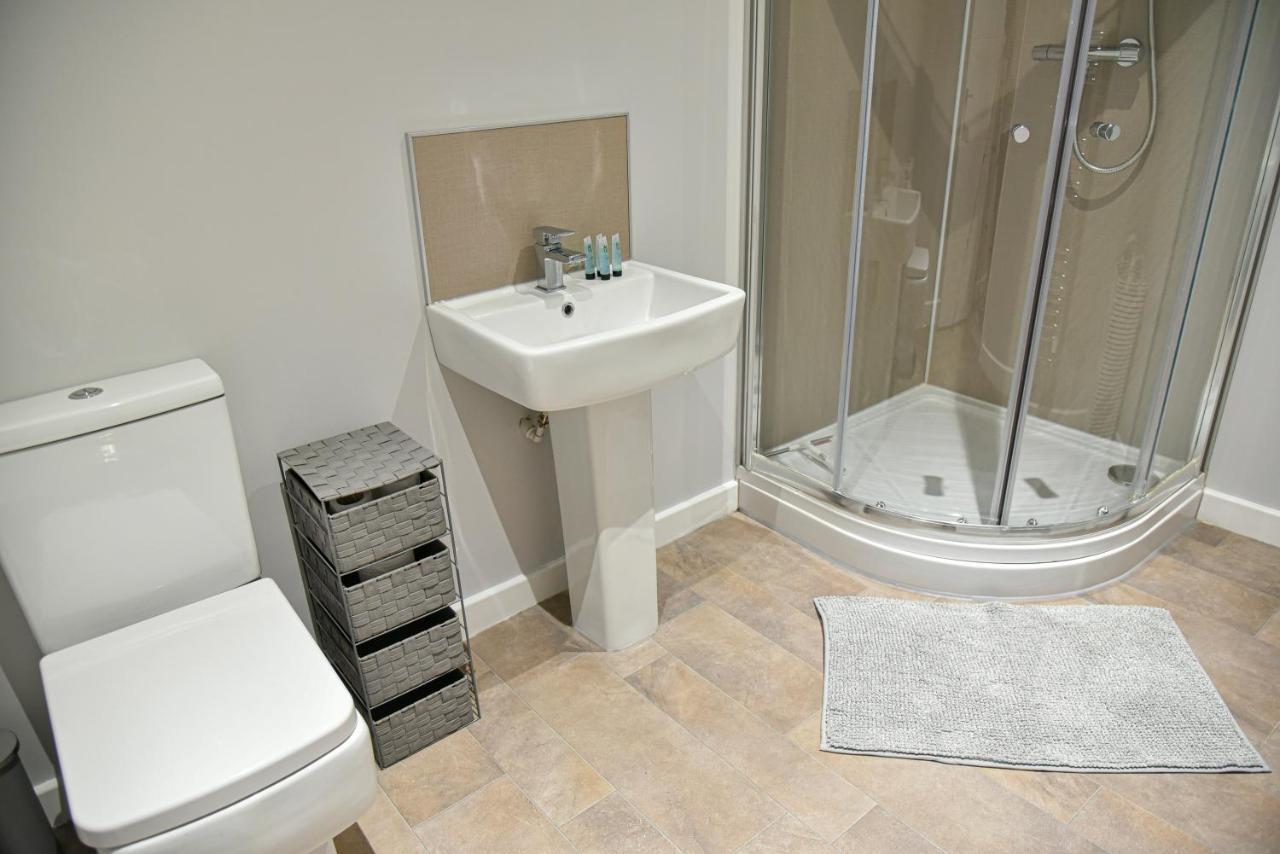 Huge - 2 Bathrooms - *
