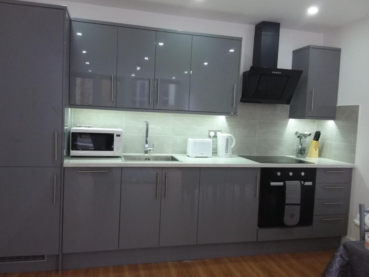 Elm Street Apt With 2 Bed 2 Bathrooms *