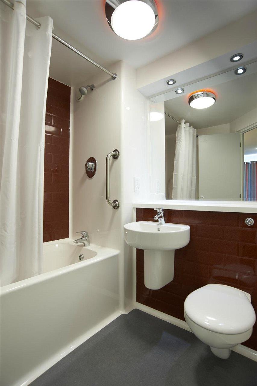 Travelodge Hotel 3*
