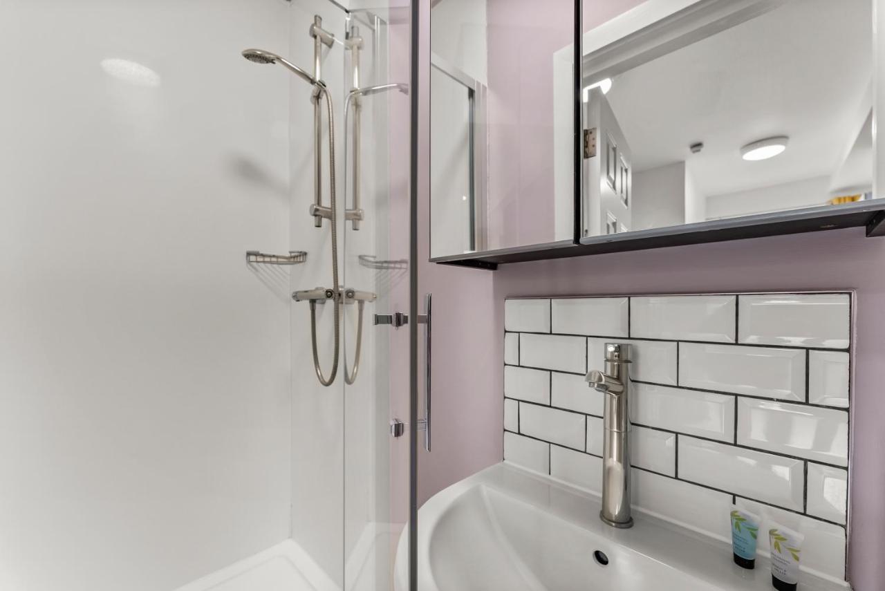 Hotel Boutique With Kitchen Dinner, Lounge, Pool Table Ipswich