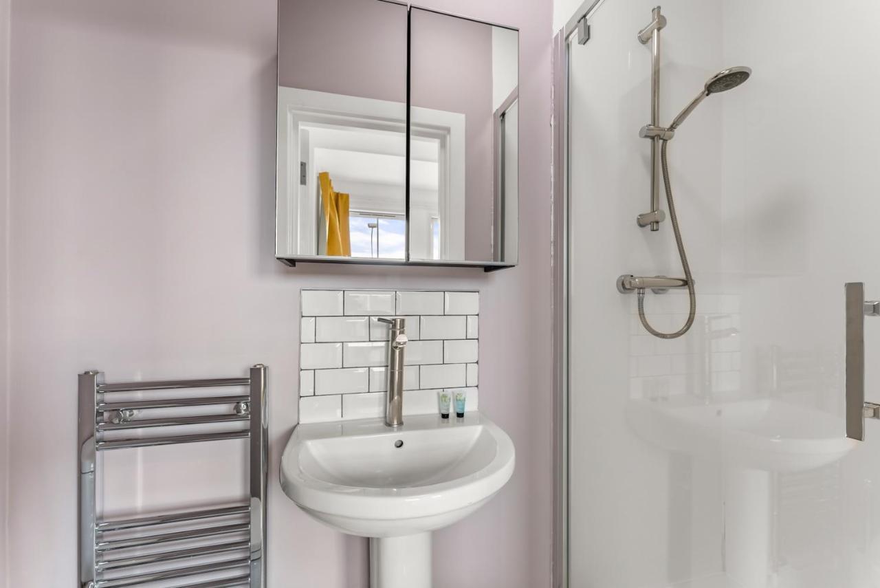 Hotel Boutique With Kitchen Dinner, Lounge, Pool Table Ipswich