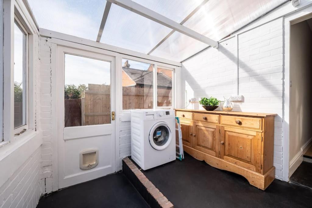 Host & - Sherrington Road Abode