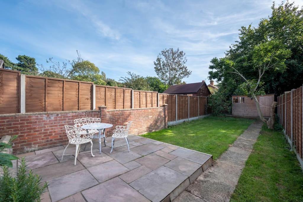 Host & - Sherrington Road Abode