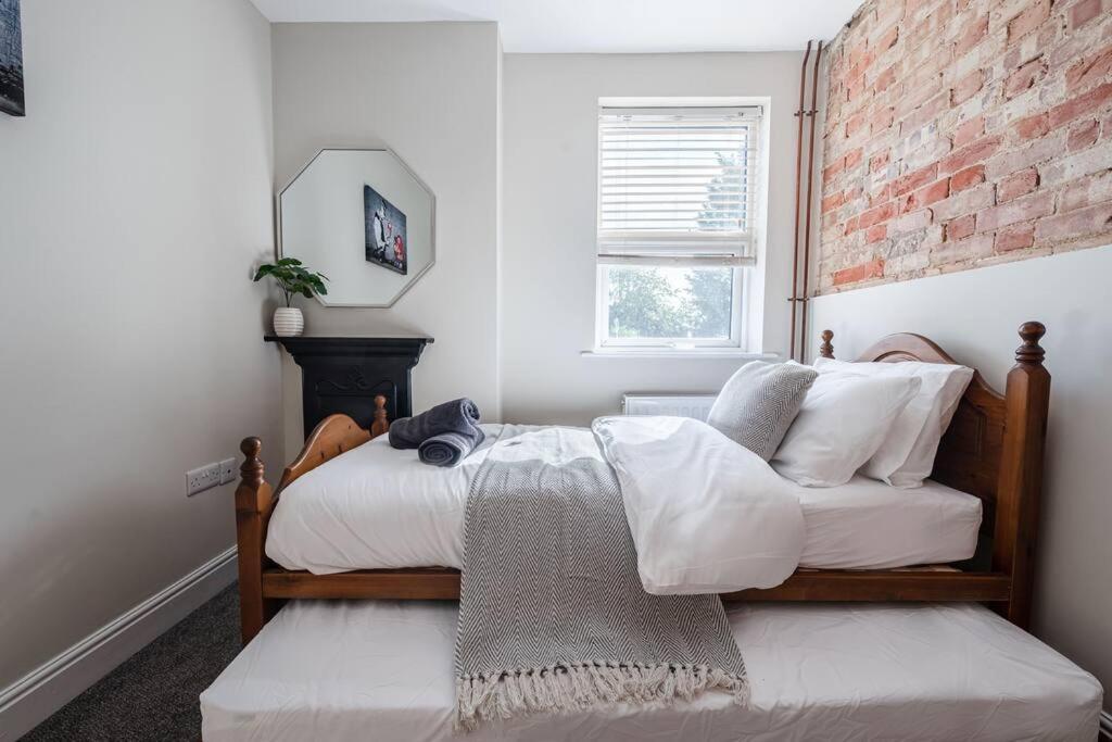 Host & - Sherrington Road Abode *