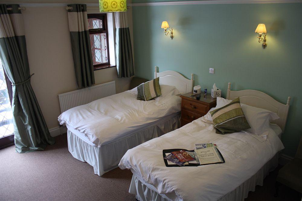 Toothbrush At Lattice - Guest Kitchen & Ev Recharging Guest house
